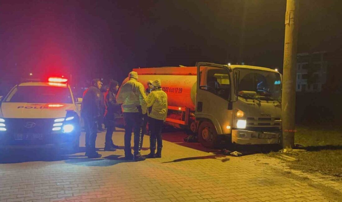 Tekirdağ’ın Ergene ilçesinde yoldaki koyun sürüsü nedeniyle kontrolden çıkan su