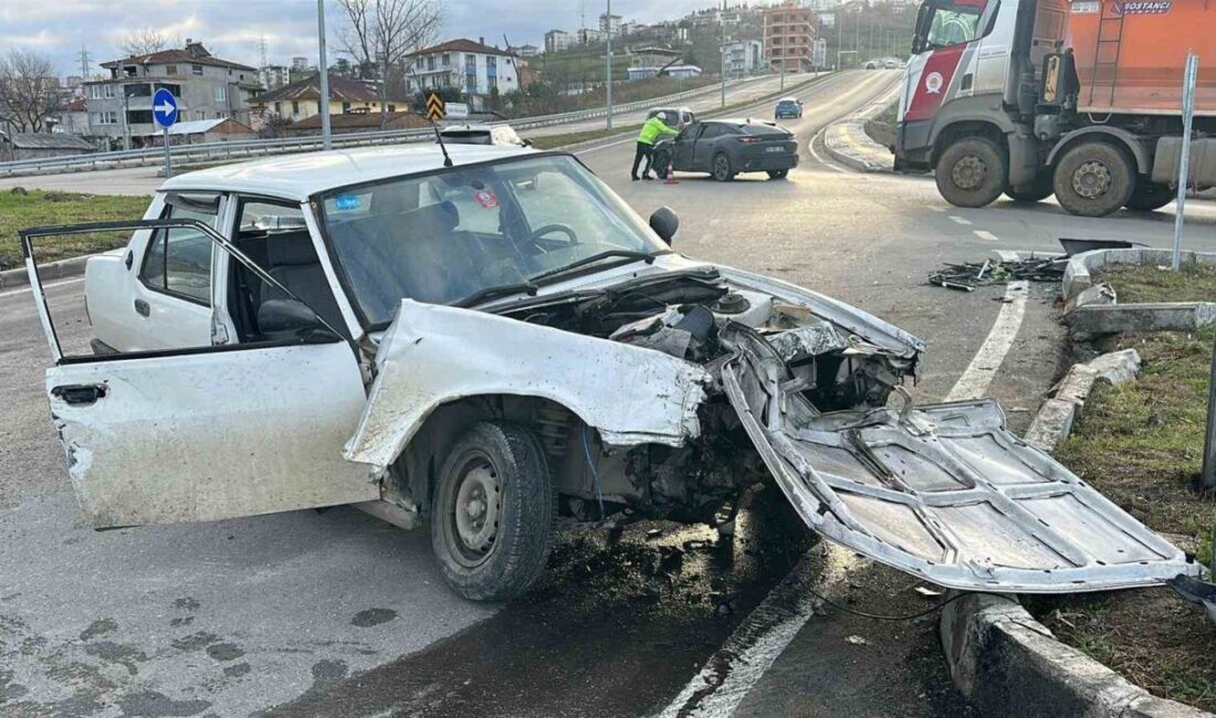 Samsun’da kavşakta SUV araca çarpan Tofaş Şahin’in parçalandığı kazada 2