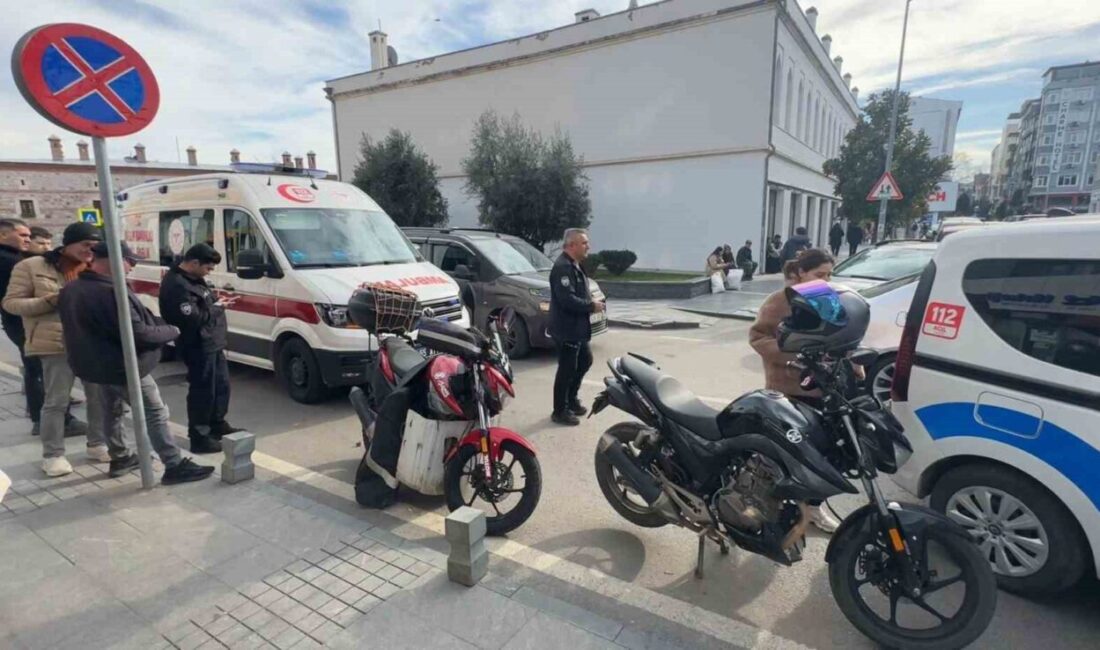Samsun’da cadde üzerinde yayalara yol vermek için duran iki motosiklete,
