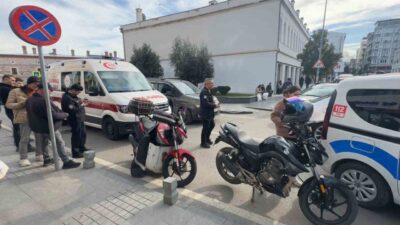 Samsun’da cadde üzerinde yayalara yol vermek için duran iki motosiklete,