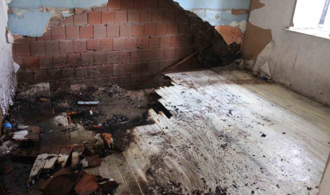 Aydın’ın Efeler ilçesinde metruk bir binanın içersinde bulunan tahtaların tutuşması