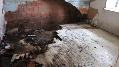 Aydın’ın Efeler ilçesinde metruk bir binanın içersinde bulunan tahtaların tutuşması