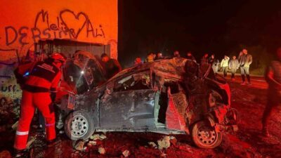 Muğla’nın Marmaris ilçesinde sürücüsünün direksiyon hakimiyetini kaybettiği otomobil takla atarak