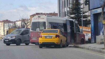Eskişehir’de bir taksinin dönüş yapan dolmuşa çarpması sonucu meydana gelen