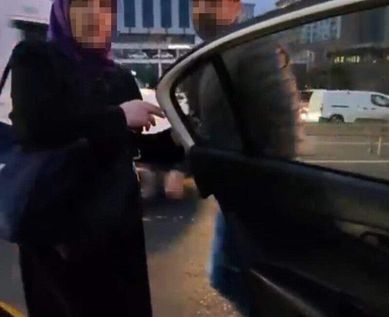 Ataşehir’de bir alışveriş merkezi önünde bekleyen taksi sürücüsünün, aracına aldığı