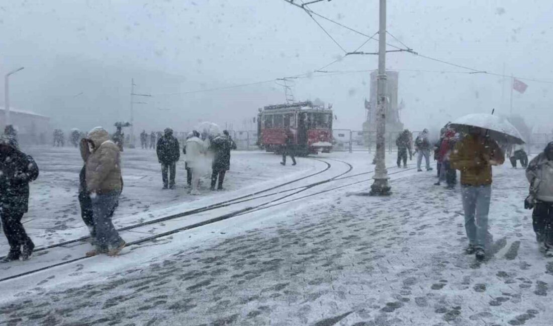 İstanbul Taksim’de etkili olan kar yağışı ortalığı beyaza bürüdü. Karla