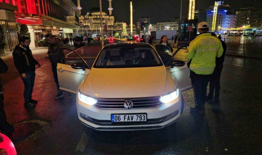 İstanbul Emniyet Müdürlüğü ekiplerince Taksim Meydanı’nda helikopter destekli asayiş denetimi