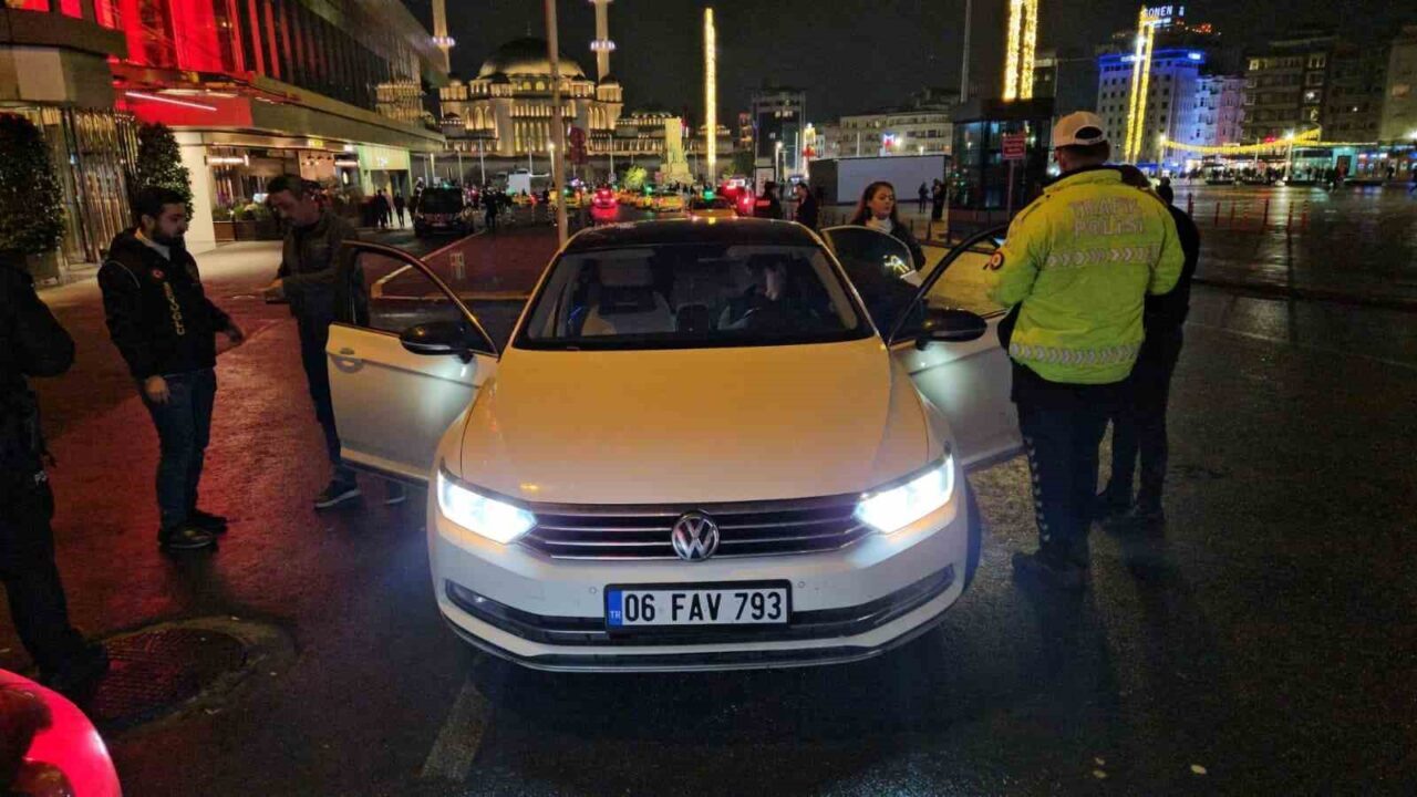 İstanbul Emniyet Müdürlüğü ekiplerince Taksim Meydanı’nda helikopter destekli asayiş denetimi