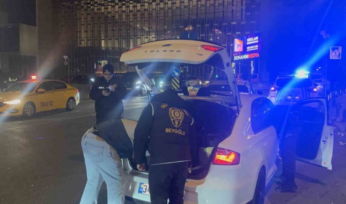 İstanbul Emniyet Müdürlüğü ekiplerince Taksim Meydan’ında helikopter destekli asayiş denetimi