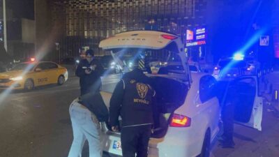 İstanbul Emniyet Müdürlüğü ekiplerince Taksim Meydan’ında helikopter destekli asayiş denetimi