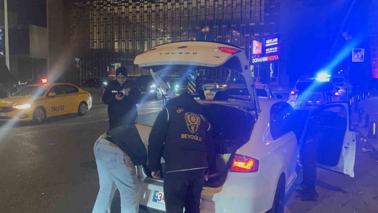 İstanbul Emniyet Müdürlüğü ekiplerince Taksim Meydan’ında helikopter destekli asayiş denetimi