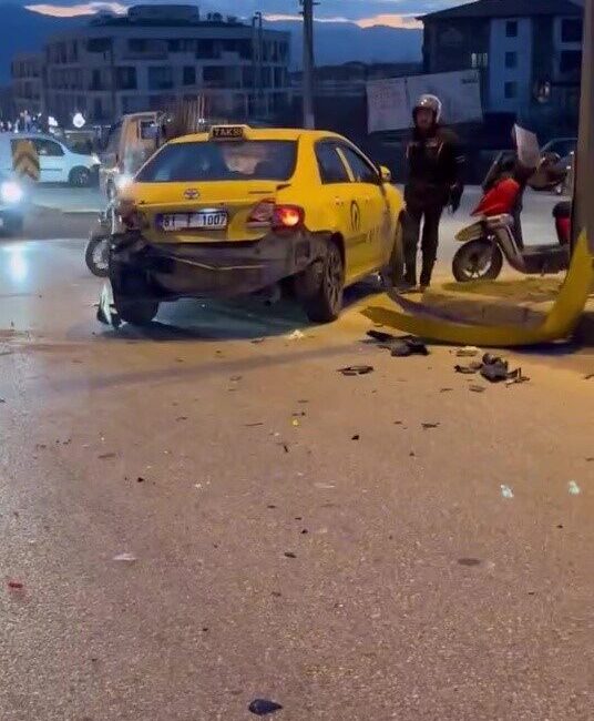 Düzce’de taksiye arkadan çarpan motosikletin sürücüsü ağır yaralandı. Kaza, dün