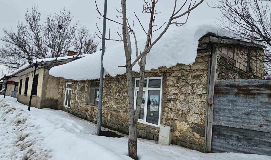 Elazığ’da soğuk havanın etkisiyle birlikte tarihi Harput Mahallesi’nde buz sarkıtları