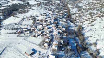 Bolu’nun Göynük ilçesine bağlı Karafakılar köyü, kar yağışının ardından beyaz