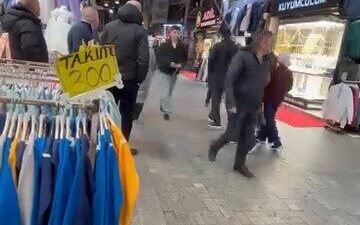 Bursa’da etkili olan şiddetli rüzgar, Tarihi Kapalı Çarşı’daki iş yerlerinin