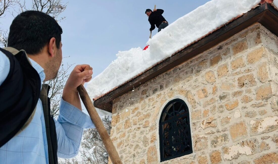Hakkari’nin Şemdinli ilçesinde etkili olan yoğun kar yağışının ardından Bağlar