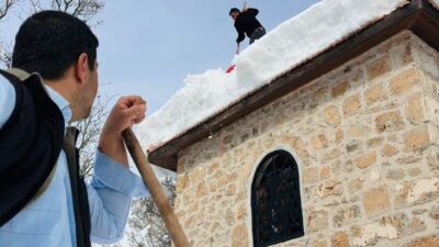 Hakkari’nin Şemdinli ilçesinde etkili olan yoğun kar yağışının ardından Bağlar