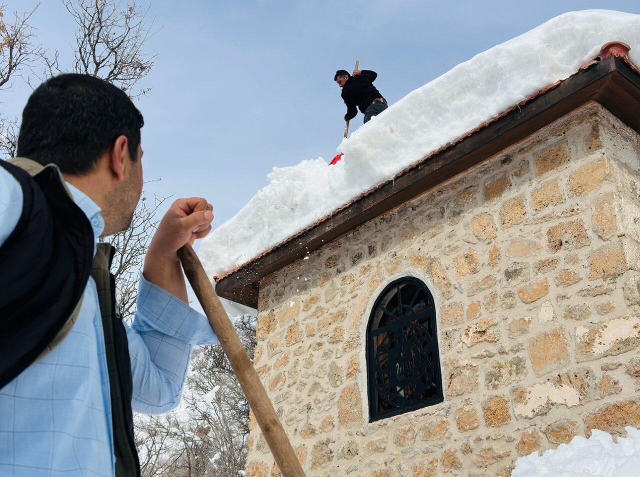 Hakkari’nin Şemdinli ilçesinde etkili olan yoğun kar yağışının ardından Bağlar