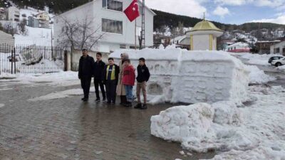 Yaptıkları kardan kız kulesiyle dikkat çekmişlerdi, şimdide kardan yaptıkları tarihi
