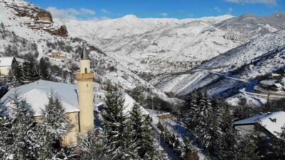 Gümüşhane’nin eski yerleşim yeri olan tarihi Süleymaniye Mahallesi kar yağışının