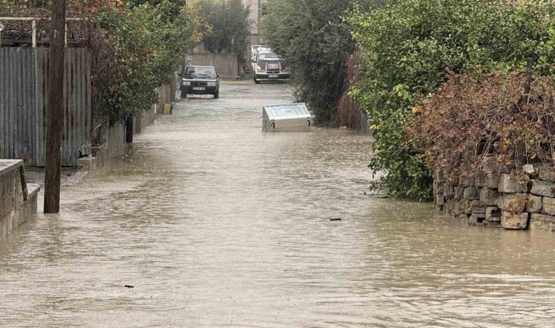 Mersin’in Tarsus ilçesinde gece saatlerinden itibaren sağanak yağmur etkili oldu.