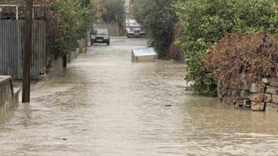 Mersin’in Tarsus ilçesinde gece saatlerinden itibaren sağanak yağmur etkili oldu.