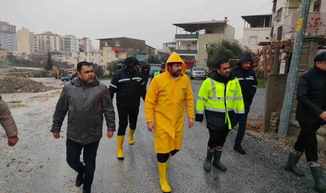 Mersin’in Tarsus ilçesinde etkisini artıran şiddetli yağışların ardından Tarsus Belediyesi