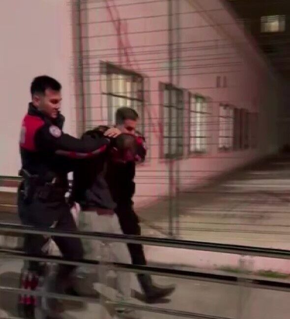 Adana’da bir kişi tartıştığı arkadaşını tabanca ile vurdu. Yaralanan kişinin