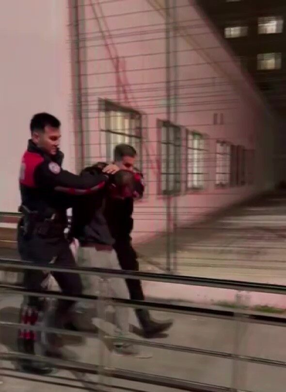 Adana’da bir kişi tartıştığı arkadaşını tabanca ile vurdu. Yaralanan kişinin