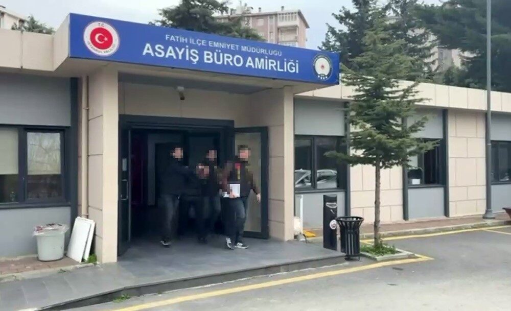 İstanbul Fatih’te bulunan Mısır Çarşısı girişinde bir şahıs, alacak verecek