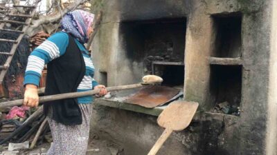Manisa’nın Demirci ilçesinde geleneksel yöntemlerle taş fırınlarda pişirilen ev ekmekleri,