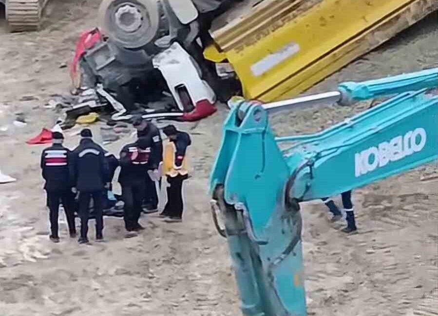 Bartın’da taş ocağında malzeme boşaltırken yaklaşık 5 metrelik uçuruma yuvarlanan
