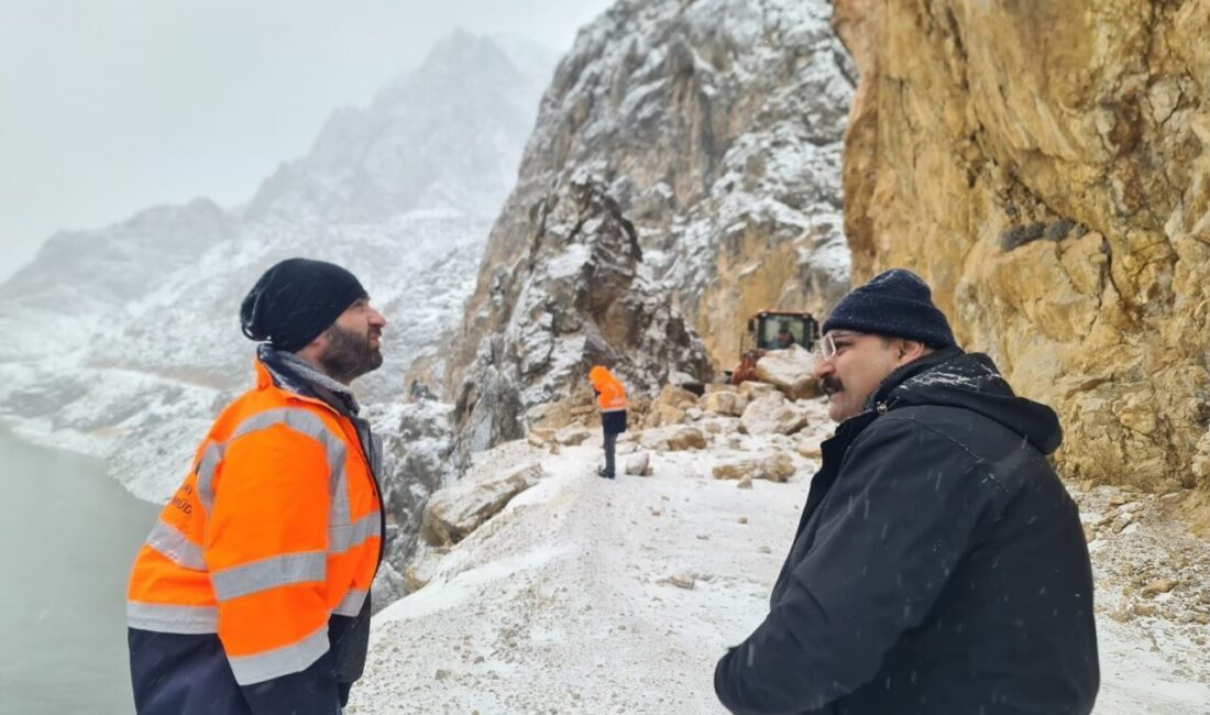 Kemaliye Taş Yolu güzergâhında, kar yağışıyla birlikte etkili olan olumsuz
