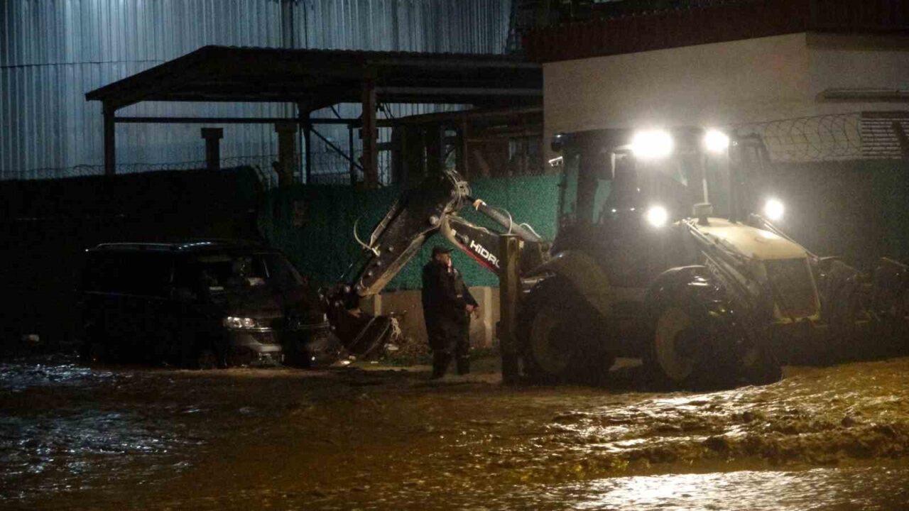 Çanakkale’de sağanak yağış nedeniyle taşan Kepez Çayı’nda mahsur kalan araç