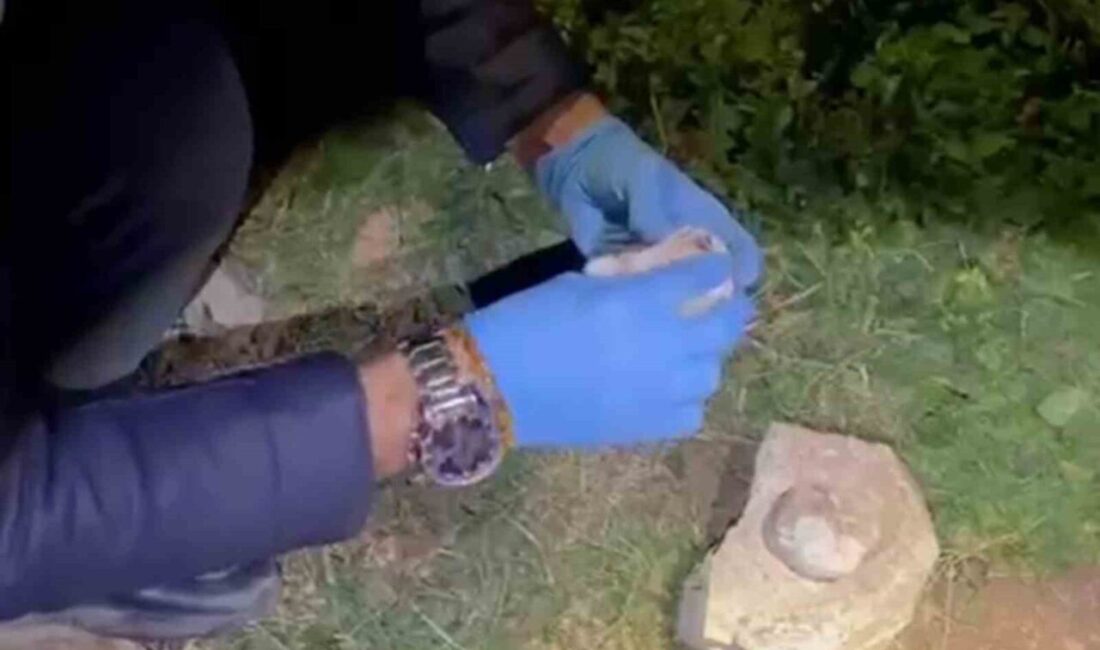 Hatay’da polis ekiplerinin uyuşturucu operasyonunda arama yapılan evin 10 metre