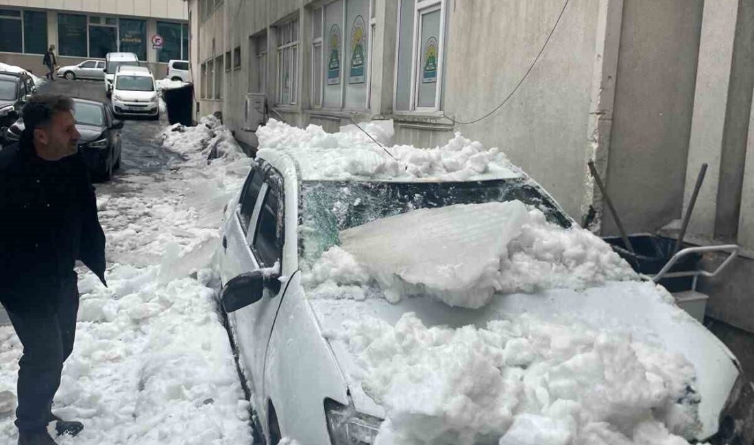Bitlis’in Tatvan ilçesinde çatısında biriken kar kütlelerinin düşmesi sonucu park