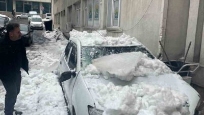 Bitlis’in Tatvan ilçesinde çatısında biriken kar kütlelerinin düşmesi sonucu park