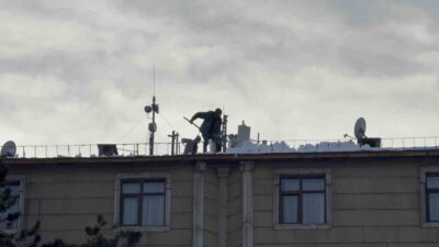 Bitlis’in Tatvan ilçesinde kış mevsiminin etkisini artırmasıyla birlikte çatılarda biriken