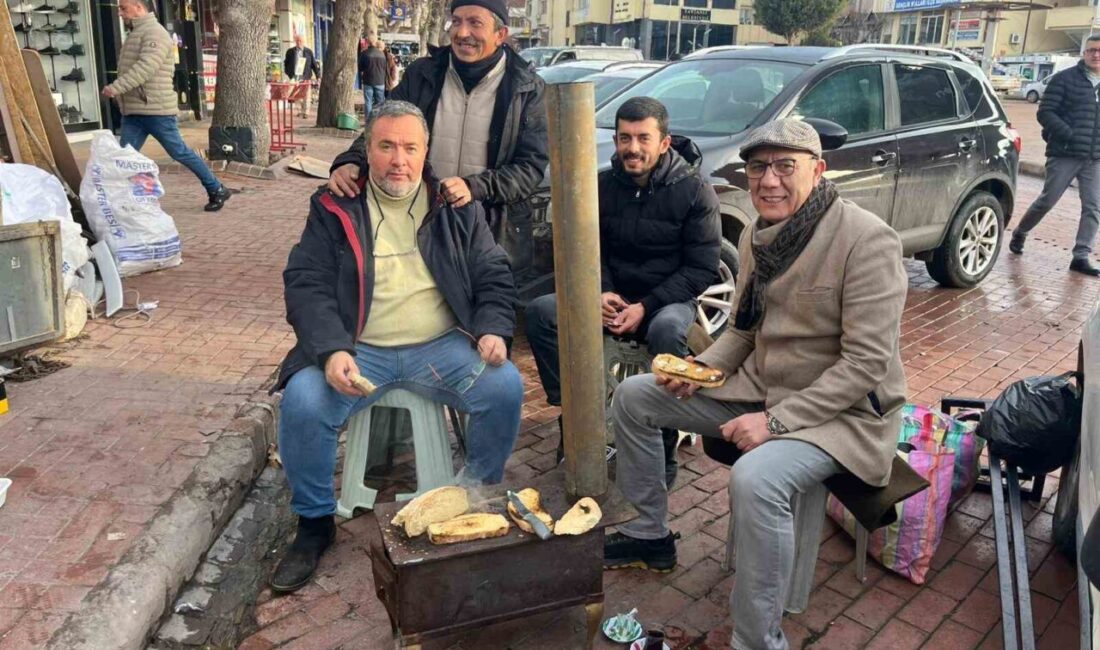 Kütahya’nın Tavşanlı ilçesinde bir araya gelen esnaflar, yıllardır sürdürdükleri gelenekle