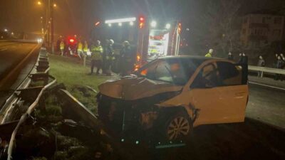 Tekirdağ’ın Ergene ilçesinde alkollü sürücünün kullandığı otomobil, bariyerlere ve aydınlatma