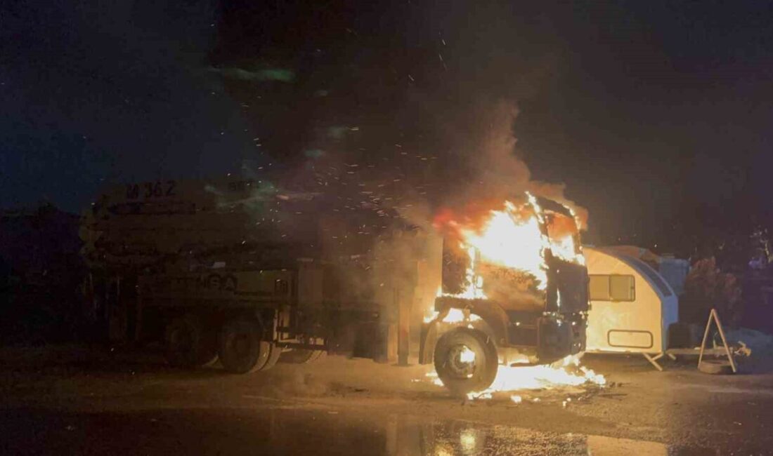 Tekirdağ Çorlu’da park halinde bulunan beton pompası alev alev yanarak
