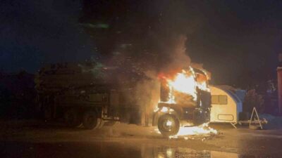 Tekirdağ Çorlu’da park halinde bulunan beton pompası alev alev yanarak