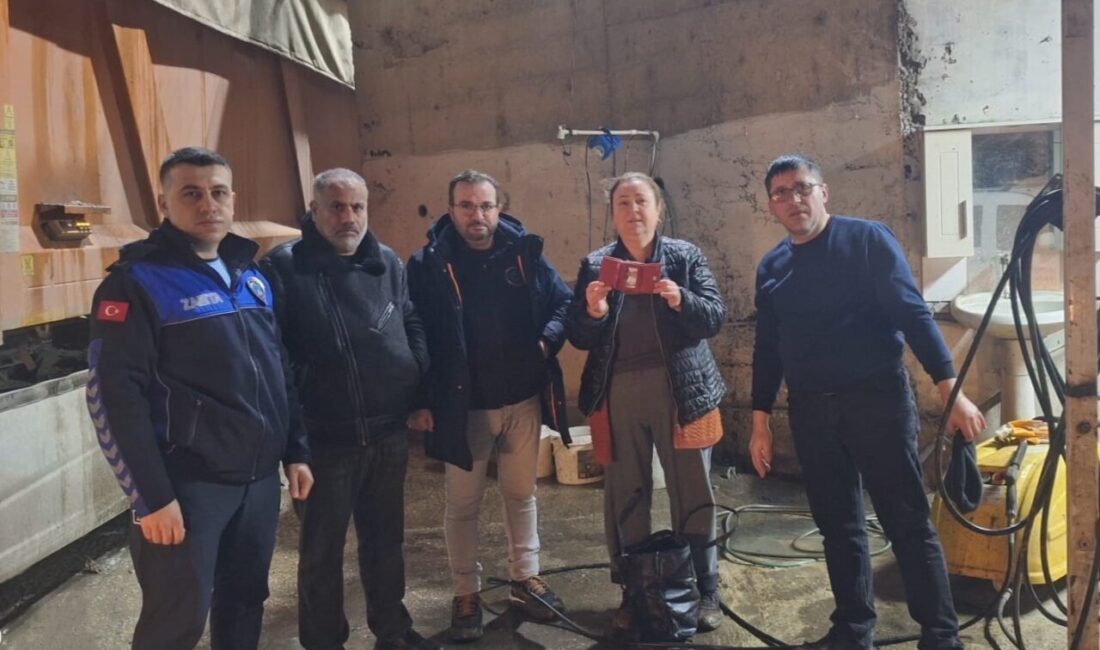 Tekirdağ’da dün akşam saatlerinde yanlışlıkla çöp konteynerine atılan cüzdan, belediye