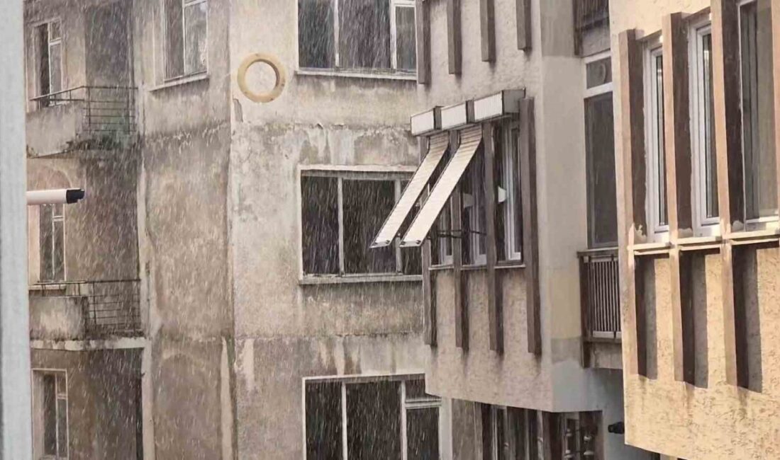 Tekirdağ’ın Süleymanpaşa ilçesinde etkili olan sağanak yağışla birlikte dolu yağışı