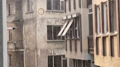 Tekirdağ’ın Süleymanpaşa ilçesinde etkili olan sağanak yağışla birlikte dolu yağışı