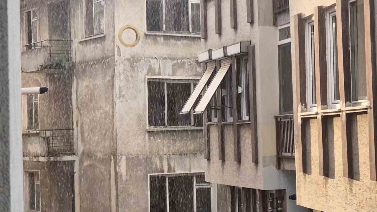 Tekirdağ’ın Süleymanpaşa ilçesinde etkili olan sağanak yağışla birlikte dolu yağışı