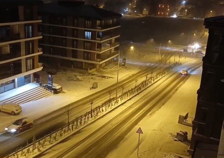 Tekirdağ genelinde etkili olan kar yağışı ve buzlanma nedeniyle 12