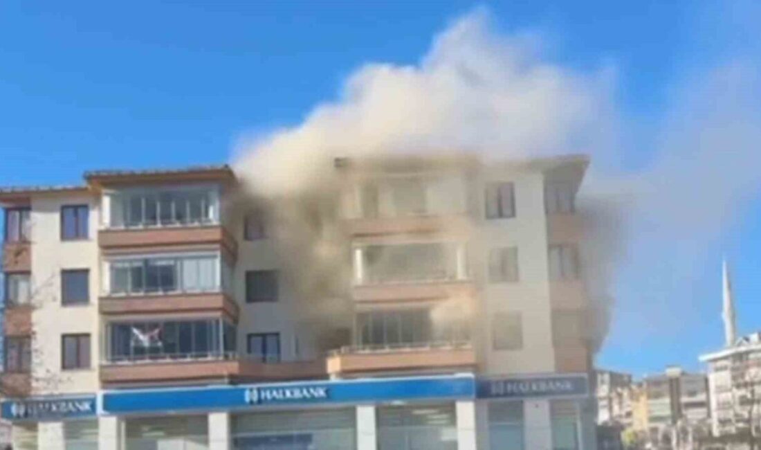 Tekirdağ’ın Süleymanpaşa ilçesinde bir evde çıkan yangın söndürülürken, ekipler evde