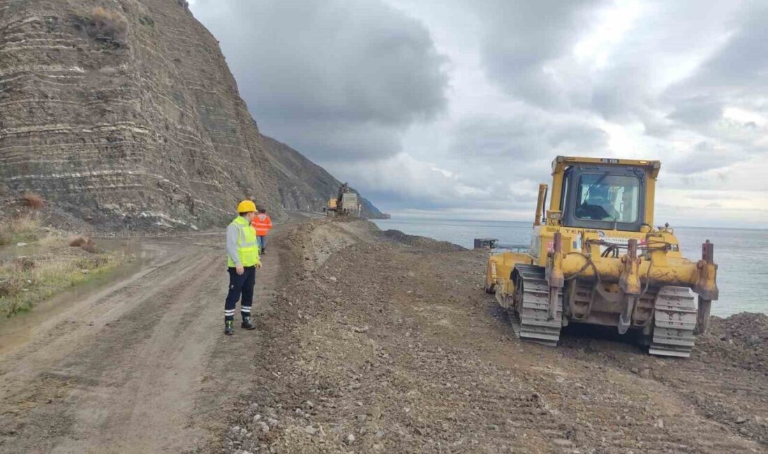Tekirdağ’ın Şarköy ilçesinde meydana gelen heyelan nedeniyle Gaziköy ile Uçmakdere