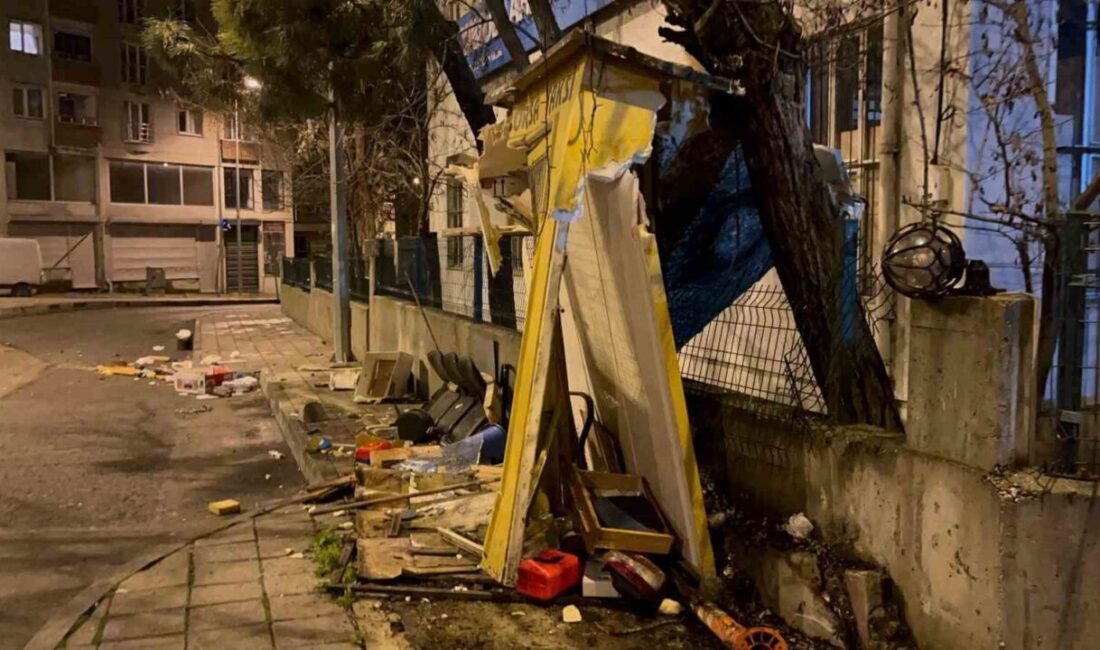 Tekirdağ Çorlu’da gece yarısı seyir halindeki bir kamyonet taksi durağına